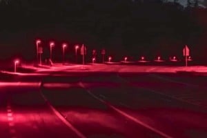La luz roja no pretende aplicarse de forma masiva en todo el trazado urbano, sino convivir con los sistemas tradicionales, reservando la tecnología cálida para los sectores linderos a áreas verdes y manteniendo la luz blanca en los cruces de alto tráfico peatonal y vehicular.