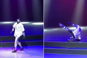 Tras la caída, el humanoide quedó inmóvil en el escenario y debió ser retirado por personal de la exhibición.