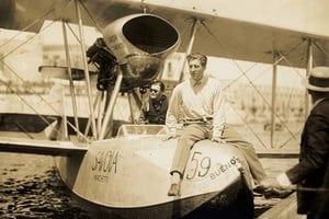 Los pilotos Bernardo Duggan y Eduardo Olivero y el Hidroavión Buenos Aires. Crédito: Instituto Aeronaval