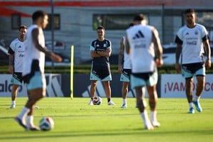 El cuerpo técnico intercambia listas preliminares antes de cada convocatoria. Foto: Reuters