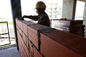 Aunque los materiales subieron moderadamente, la mano de obra y gastos generales generaron un aumento significativo en el costo de construcción en mayo. Foto: Archivo / Flavio Raina.
