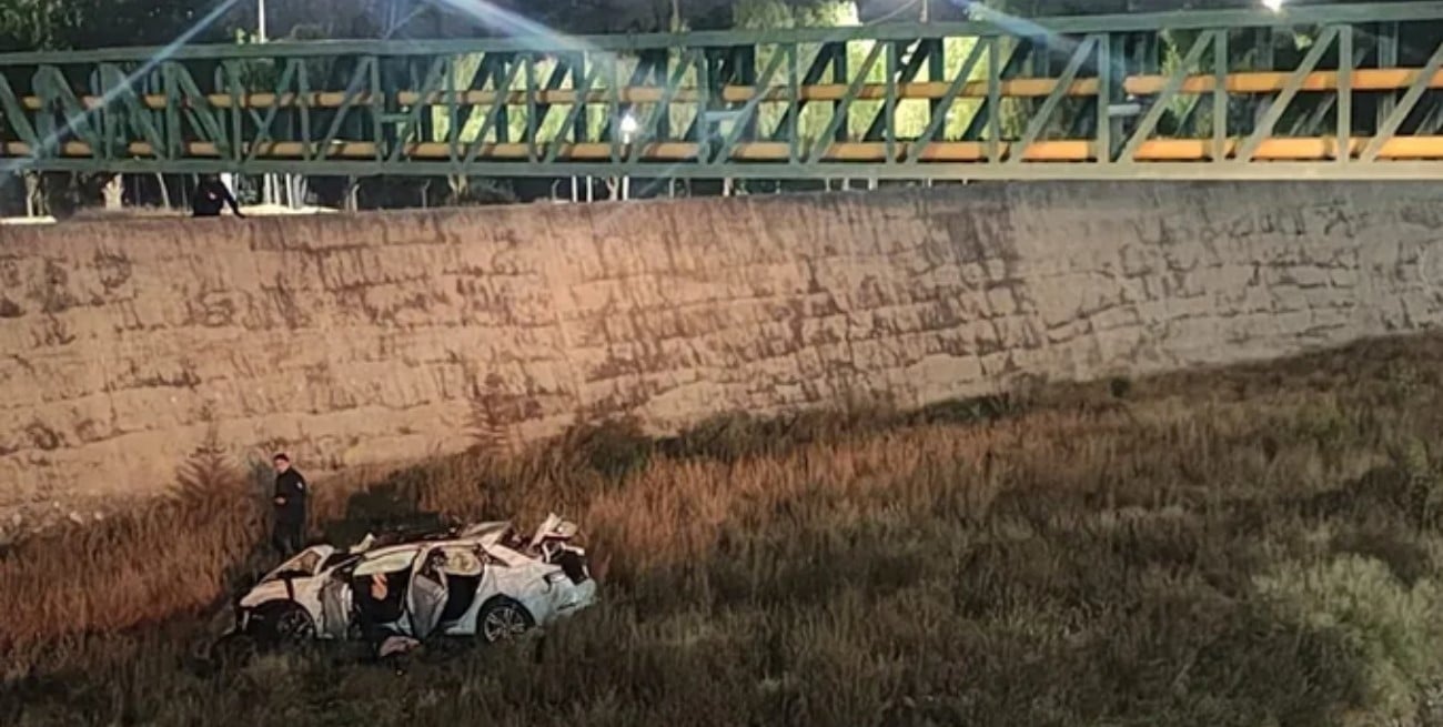 Murió un hombre luego de caer con su auto a un canal en Mendoza