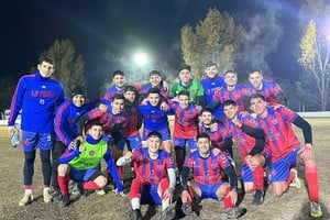 En la noche fría del Nery Pumpido. La Perla venció a Cosmos y sigue en lo más alto de la tabla. Gentileza