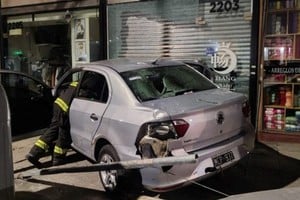 Uno de los vehículos terminó con importantes daños materiales.