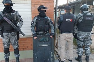 Equipos tácticos de distintas unidades regionales hicieron los allanamientos. Foto: El Litoral