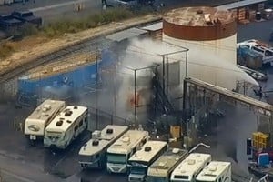 Los equipos de emergencia rocían el tanque para estabilizar la temperatura.