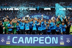 El capitán del Pirata, Lucas Zelarayan, levanta la copa que Belgrano obtuvo por primera vez en su historia. Foto: REUTERS / Agustin Marcarian.