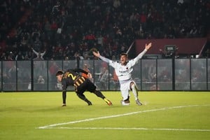 Imagen repetida en cada partido de Colón: infracción a Bonansea adentro del área que no es cobrada por los árbitros. Foto: Fernando Nicola.