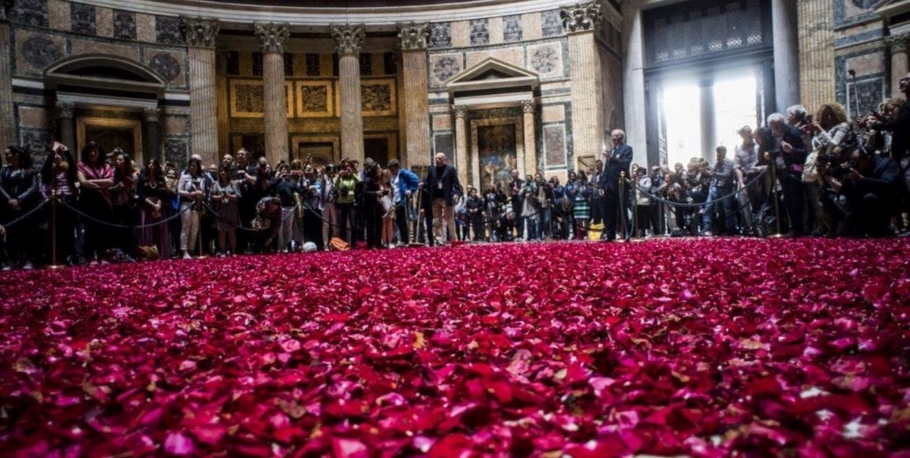Lluvia de pétalos en el Panteón de Roma: el impactante ritual de Pentecostés que emociona al mundo