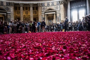 El ritual simboliza el descenso del Espíritu Santo sobre los apóstoles y la Virgen María. Foto: X (Diana Rubio)