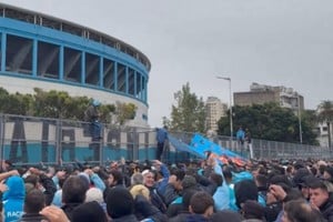 Los hinchas de Racing realizaron un banderazo en apoyo a Gustavo Costas.