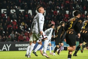 En el Cementerio de Elefantes, Colón igualó con Mitre por la fecha 15 de la zona A de la Primera Nacional. Foto: Manuel Fabatía.