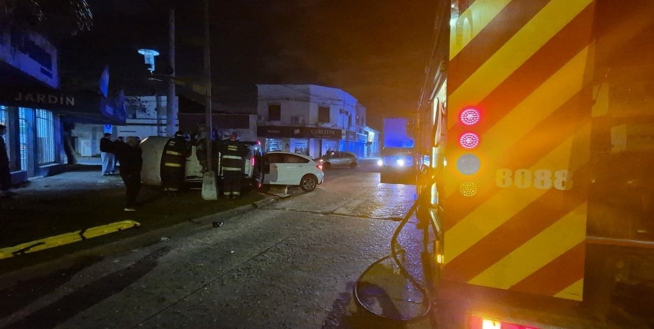 Impactante choque y rescate: una mujer quedó atrapada en una camioneta