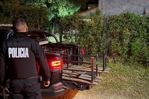 Personal policial traslada los elementos robados al espacio cultural en Rincón. Foto: Gentileza