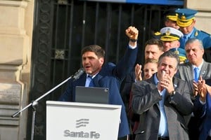 El gobernador Pullaro remarcó la importancia de la unidad y el trabajo conjunto en el aniversario de la Revolución de Mayo, instando a recuperar la fe y el compromiso. Foto: Manuel Fabatía.
