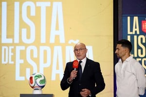 Luis de la Fuente justifica su elección de futbolistas para el Mundial, enfatizando el análisis detallado y la evaluación individual más allá de localismos. Foto: REUTERS / Kacper Pempel.