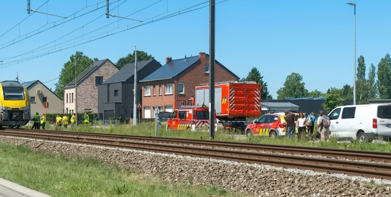 Bélgica: un tren chocó contra un micro escolar y dejó al menos cuatro muertos