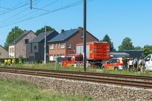 El tren embistió al vehículo en un cruce ferroviario y provocó daños severos en la estructura del transporte.