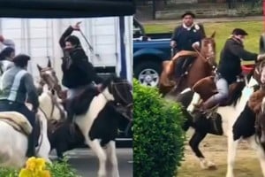 La pelea quedó registrada por vecinos y generó sorpresa entre quienes participaban de la celebración patria.