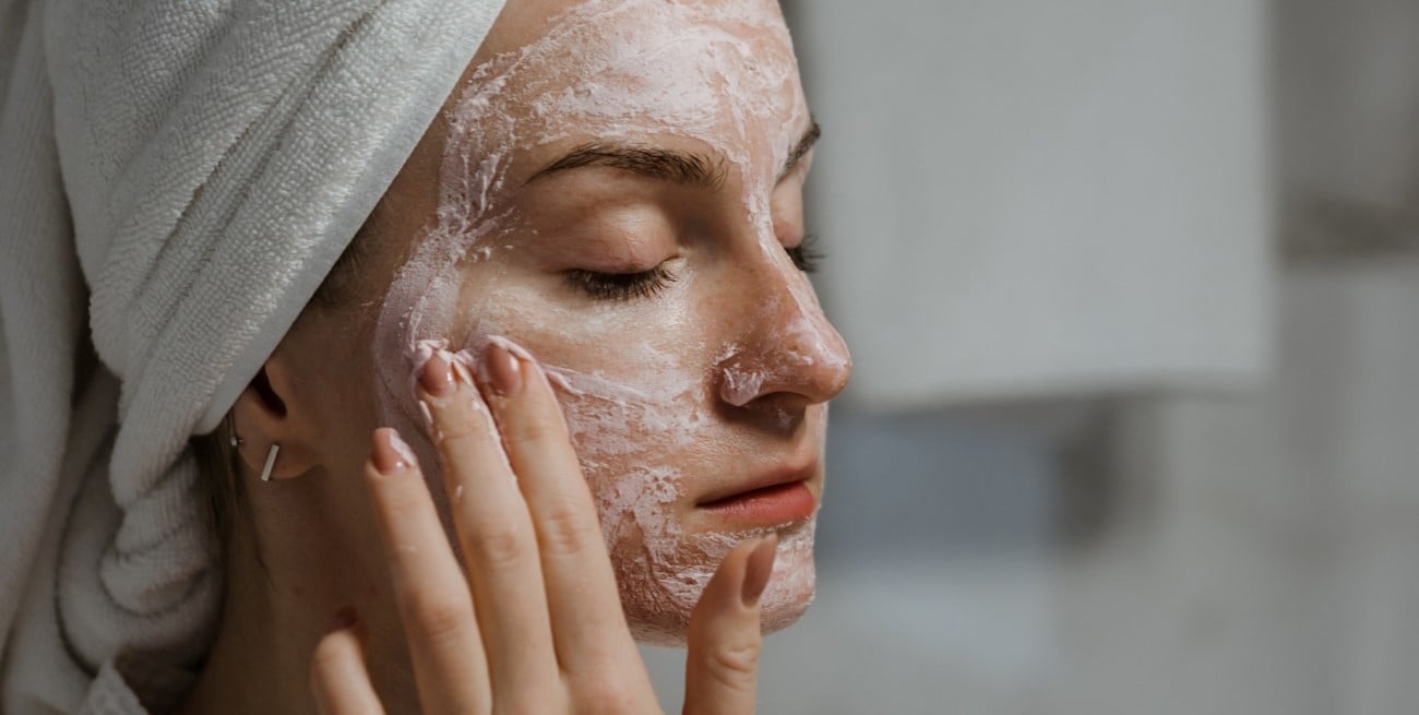 Adiós al maquillaje pesado: qué es el fenómeno skin first
