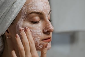 El fenómeno skin first apuesta por una piel natural y luminosa.