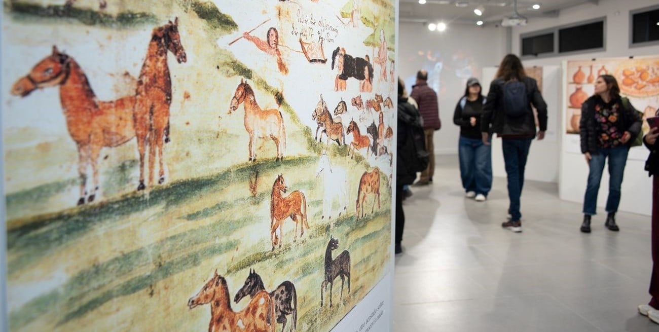 La Católica abrió una muestra sobre culturas originarias, jesuitas y cine santafesino
