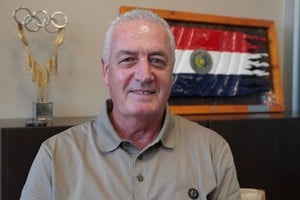 Gustavo Alfaro en su reducto en la Asociación Paraguaya de Fútbol. El rafaelino no reniega de sus orígenes y "vela las armas" en este nuevo Mundial que le tocará dirigir. Créditos: Fernando Nicola