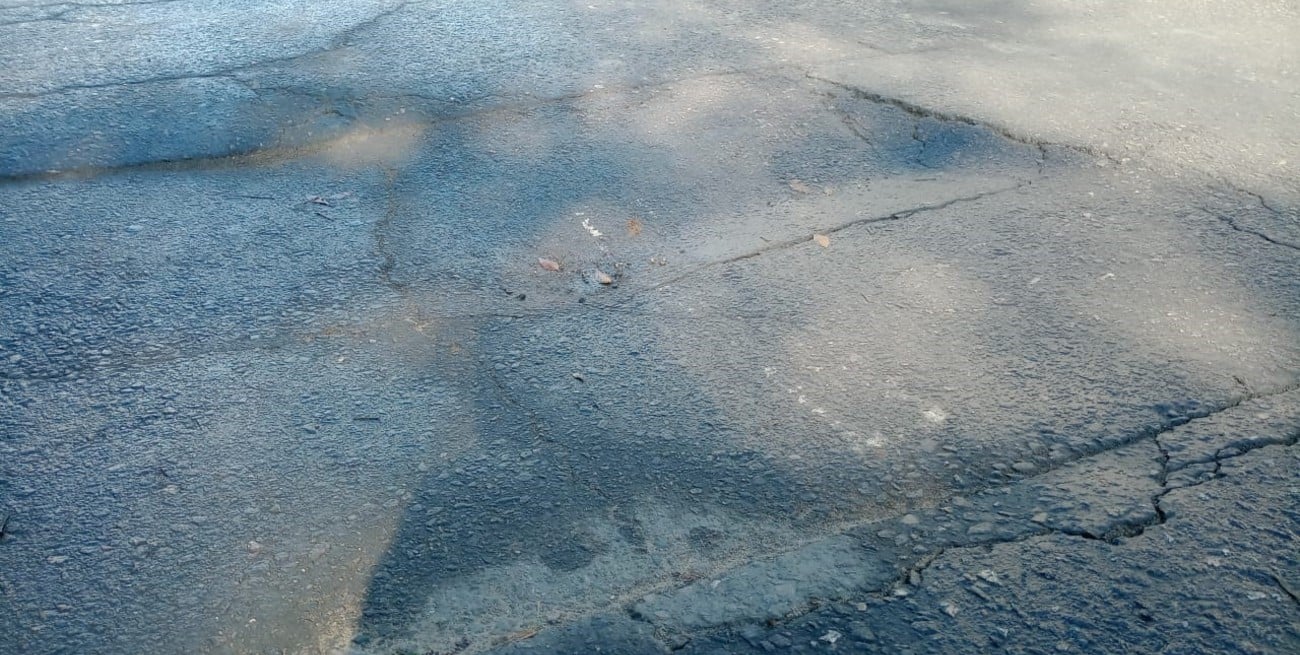 Baches en Urquiza al 1200 generan peligro y reclamos vecinales en Santa Fe