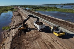 Los trabajos, que registran un avance del 20 %, abarcan además la recomposición de aproximadamente 1.750 metros de ruta en el acceso al puente