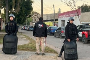 Un momento de los allanamientos en barrio Coronel Dorrego. Foto: Gentileza