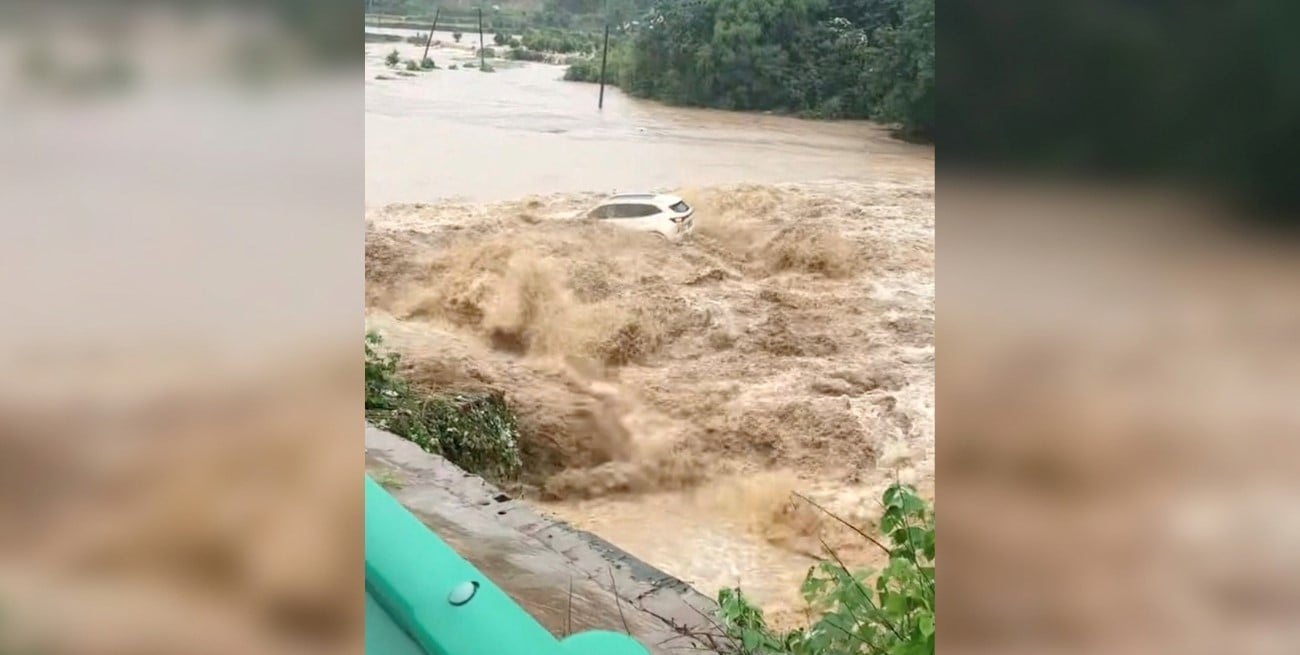 Video: un puente se derrumbó en China y un auto fue arrastrado por la corriente