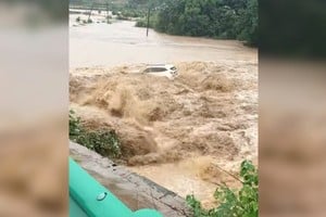 Un puente se derrumbó en China y un auto fue arrastrado por la corriente. Crédito: Reuters.