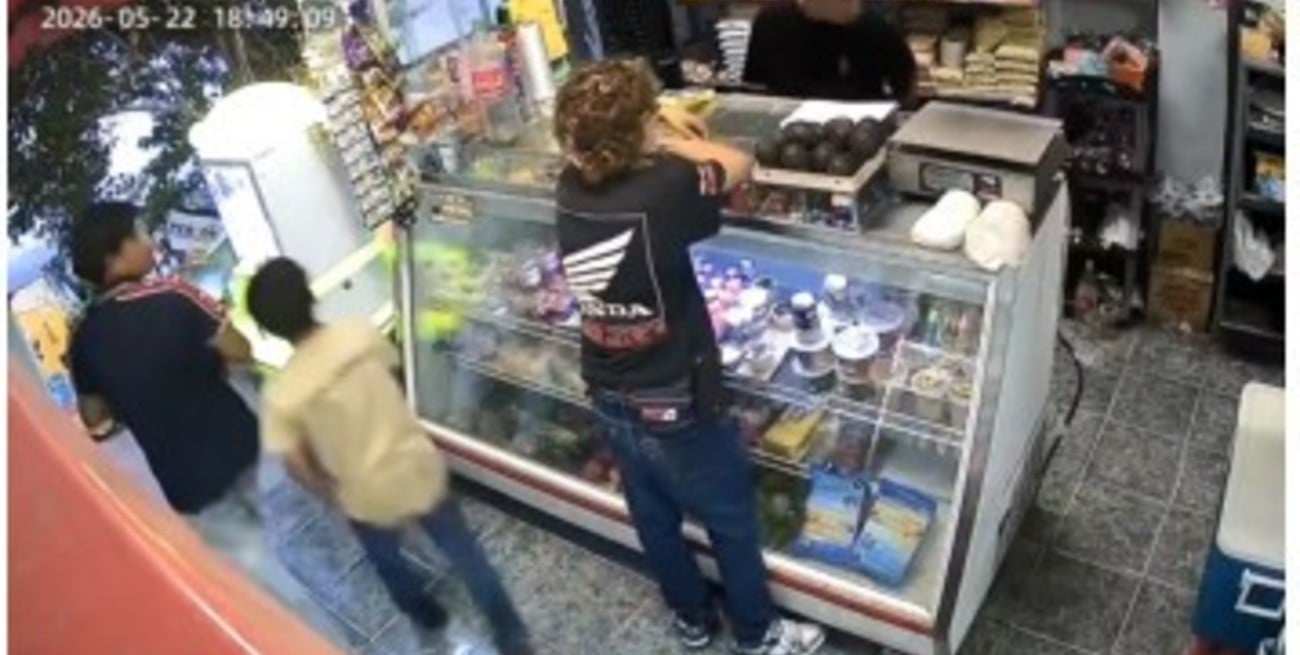 Video: un niño le prendió fuego al pelo a un adolescente en una tienda y su rápida reacción evitó una tragedia