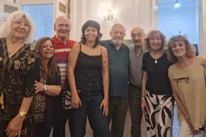 Miembros de la actual Comisión Directiva de la SADE, filial Santa Fe. En quinto lugar, desde la izquierda, el presidente Oscar Agú.