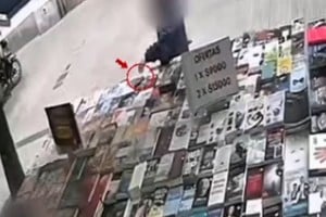 El momento del hurto, en plena peatonal San Martín. Captura de video
