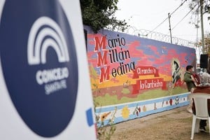 El mural homenaje a Mario Millán Medina quedó inaugurado en barrio María Selva junto a vecinos y artistas.