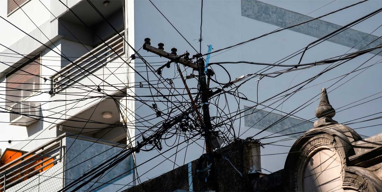Avanza el retiro de cables en desuso de la peatonal santafesina
