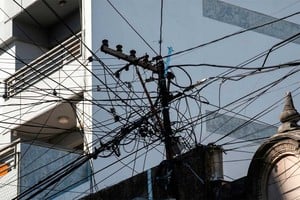 Una maraña de cables en varias partes de la Peatonal. Flavio Raina.