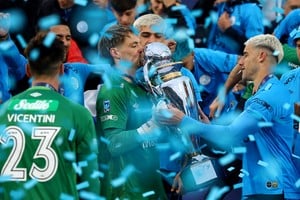 Thiago Cardozo besa la copa como arquero campeón con Belgrano.
