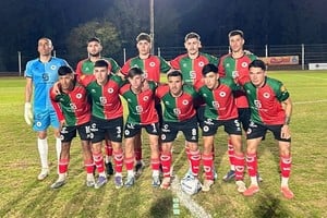 Los 11 del "uruguayo" en el choque de ida en Carcarañá. Foto: Pablo Busso.