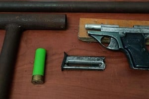 La pistola y la "tumbera" que fueron secuestradas. Foto: Gentileza