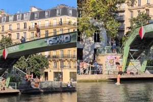 Numerosos jóvenes siguen saltando al Canal Saint-Martin para refrescarse, a pesar de la prohibición y la presencia de la policía.