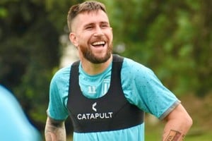 Futbolista Jonatan Gómez enfrenta juicio por deudas en juego ilegal.