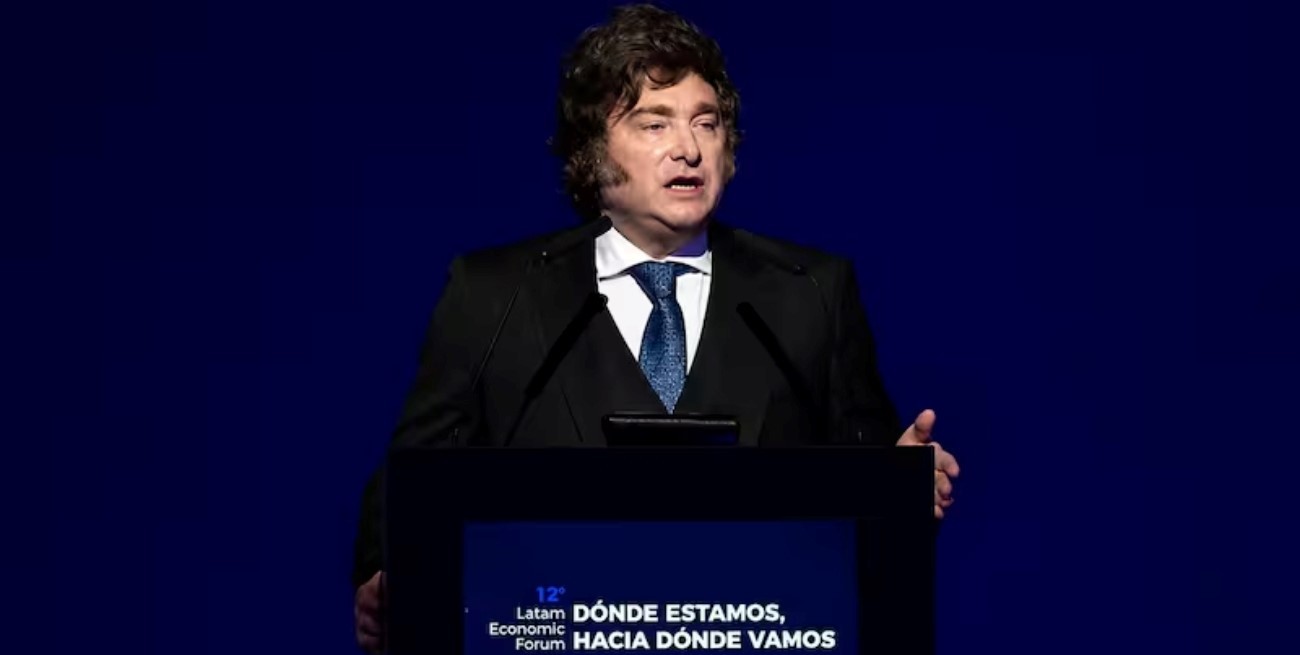 Milei volvió a hablar: Adorni presente, críticas al "populismo" y posible viaje