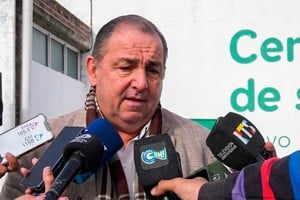 Poletti habló ante la prensa durante un acto en el extremo noroeste de la ciudad. Imagen editada con IA.