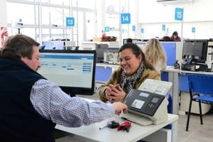 El informe del INDEC revela una caída del 6,1% en el personal estatal en un año, con un ajuste que afecta tanto a la administración central como a empresas públicas.