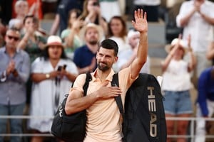 Novak Djokovic y el saludo tras ser eliminado por Joao Fonseca. Crédito: REUTERS/Guglielmo Mangiapane