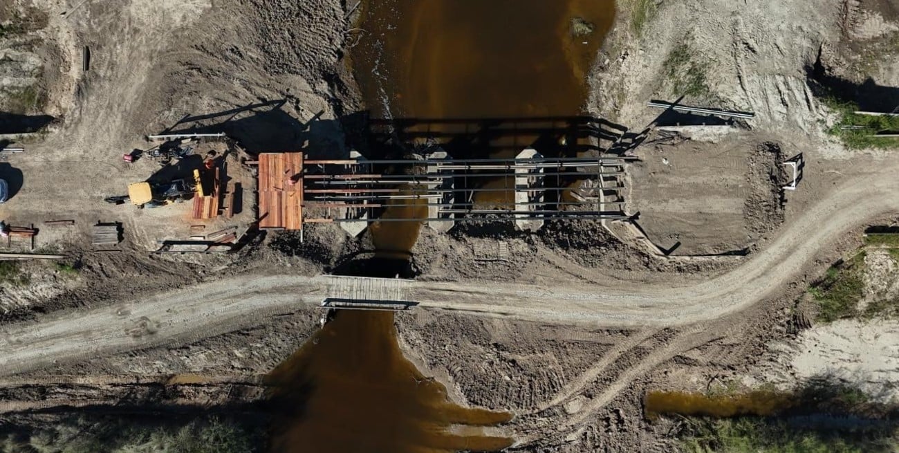 Ruta 10: reconstruyen el antiguo puente de madera sobre Arroyo Cululú