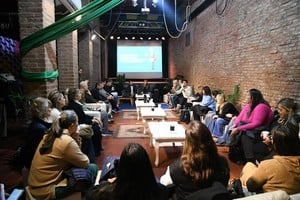 El eje de un conversatorio realizado en Demos versó sobre “Criar entre pantallas. Niñez, Digitalidad y Salud Mental”. Foto: Manuel Fabatía