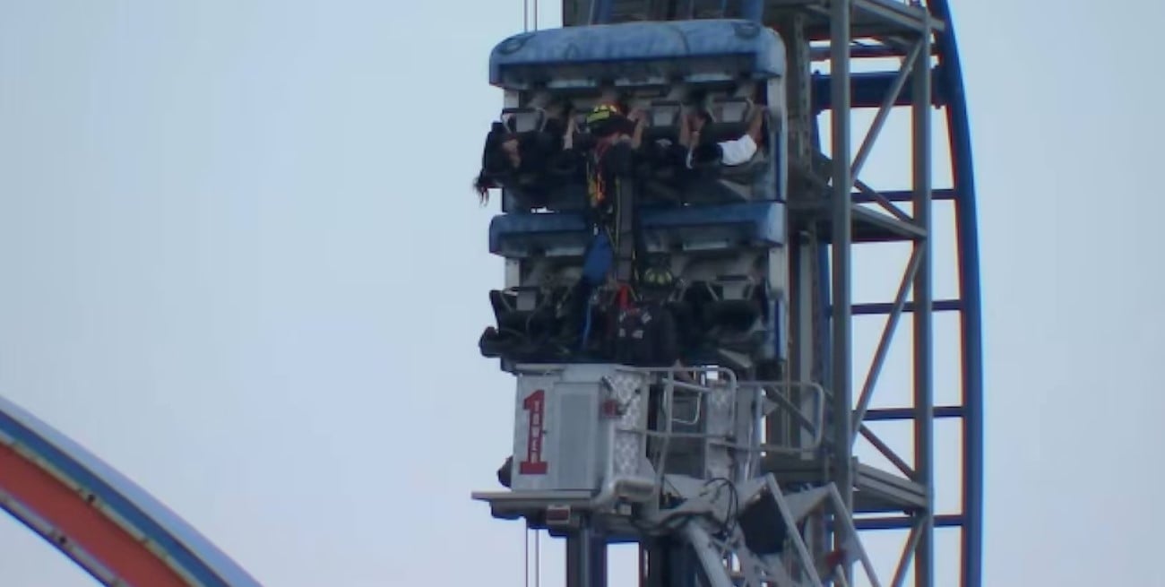 Texas: bomberos rescataron a ocho alumnos atrapados en una montaña rusa